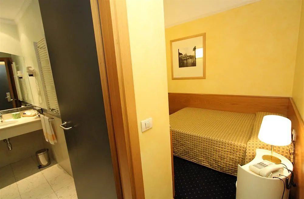 Club Hotel Milan 3*,